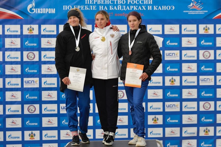 Анастасия Кравченко (слева)
